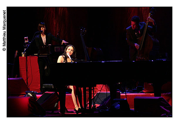 live : photo de concert de Norah Jones  Paris, Olympia