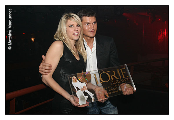 live : photo de concert de Lorie, remise de disque d'or pour l'album 2 LOR EN MOI  Paris, Mix Club