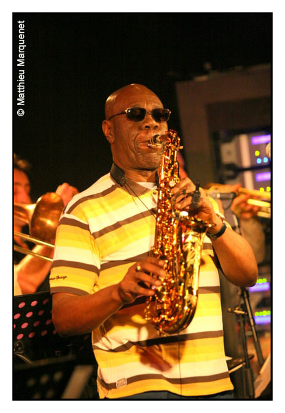 live : photo de concert de Manu Dibango  Paris, Petit Journal Montparnasse